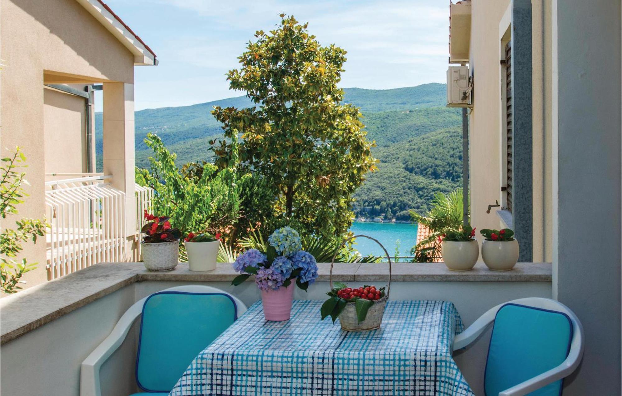 Beautiful Apartment In Rabac With Kitchen מראה חיצוני תמונה
